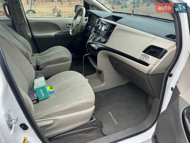 Белый Тойота Сиенна, объемом двигателя 2.7 л и пробегом 195 тыс. км за 13500 $, фото 11 на Automoto.ua