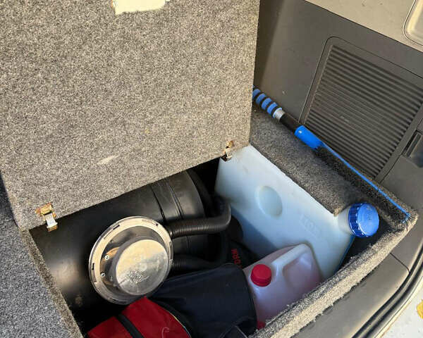 Білий Тойота Сієнна, об'ємом двигуна 2.7 л та пробігом 195 тис. км за 13000 $, фото 18 на Automoto.ua