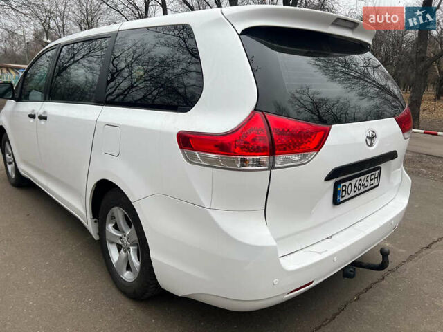 Белый Тойота Сиенна, объемом двигателя 2.7 л и пробегом 195 тыс. км за 13500 $, фото 4 на Automoto.ua