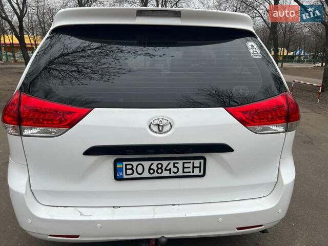 Білий Тойота Сієнна, об'ємом двигуна 2.7 л та пробігом 195 тис. км за 13000 $, фото 5 на Automoto.ua