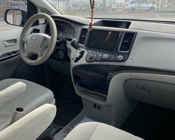 Белый Тойота Сиенна, объемом двигателя 2.7 л и пробегом 248 тыс. км за 13999 $, фото 9 на Automoto.ua