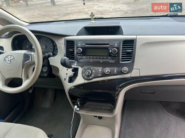 Білий Тойота Сієнна, об'ємом двигуна 2.7 л та пробігом 195 тис. км за 13000 $, фото 10 на Automoto.ua