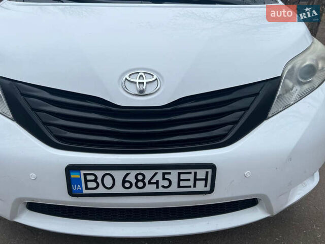Білий Тойота Сієнна, об'ємом двигуна 2.7 л та пробігом 195 тис. км за 13000 $, фото 1 на Automoto.ua