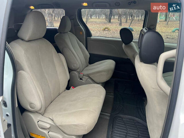 Белый Тойота Сиенна, объемом двигателя 2.7 л и пробегом 195 тыс. км за 13500 $, фото 13 на Automoto.ua