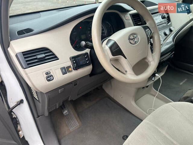 Білий Тойота Сієнна, об'ємом двигуна 2.7 л та пробігом 195 тис. км за 13000 $, фото 8 на Automoto.ua