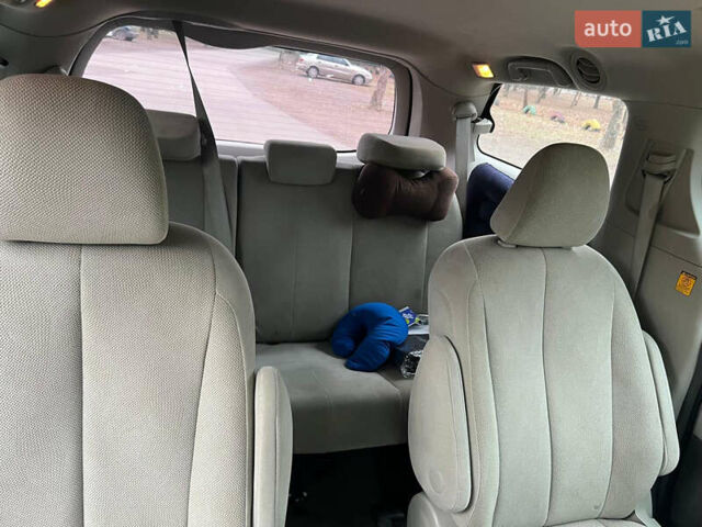 Білий Тойота Сієнна, об'ємом двигуна 2.7 л та пробігом 195 тис. км за 13000 $, фото 14 на Automoto.ua