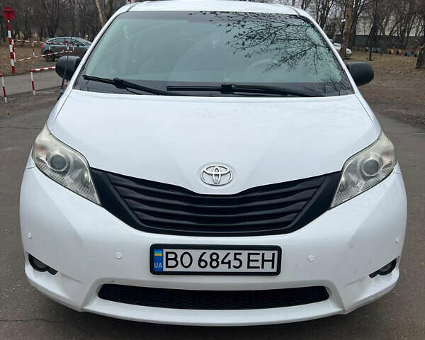 Білий Тойота Сієнна, об'ємом двигуна 2.7 л та пробігом 195 тис. км за 13000 $, фото 2 на Automoto.ua