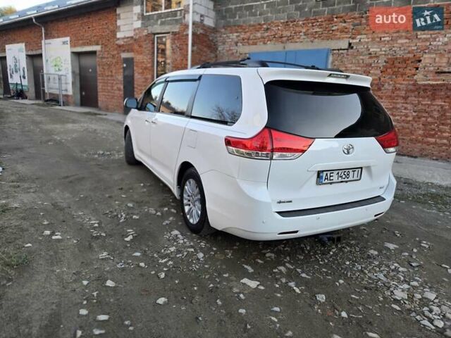 Білий Тойота Сієнна, об'ємом двигуна 3.5 л та пробігом 290 тис. км за 14000 $, фото 6 на Automoto.ua
