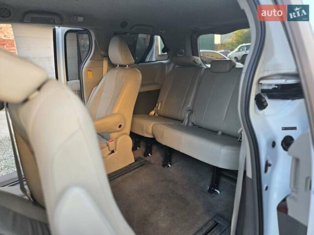 Білий Тойота Сієнна, об'ємом двигуна 3.5 л та пробігом 290 тис. км за 14000 $, фото 12 на Automoto.ua