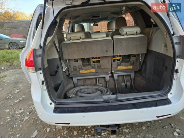Білий Тойота Сієнна, об'ємом двигуна 3.5 л та пробігом 290 тис. км за 14000 $, фото 14 на Automoto.ua