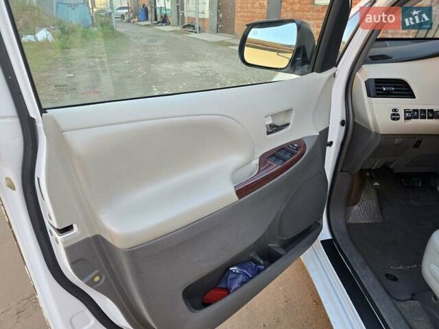 Білий Тойота Сієнна, об'ємом двигуна 3.5 л та пробігом 290 тис. км за 14000 $, фото 19 на Automoto.ua