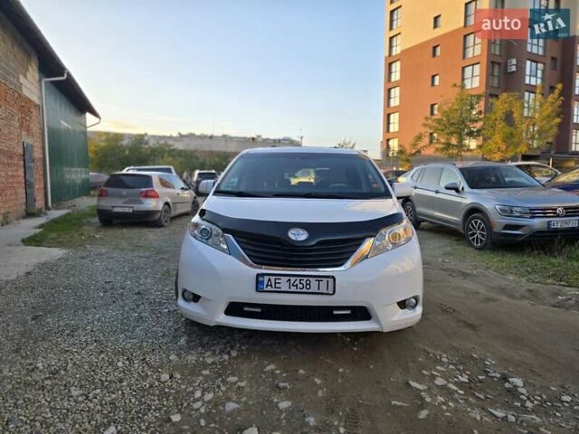 Білий Тойота Сієнна, об'ємом двигуна 3.5 л та пробігом 290 тис. км за 14000 $, фото 3 на Automoto.ua
