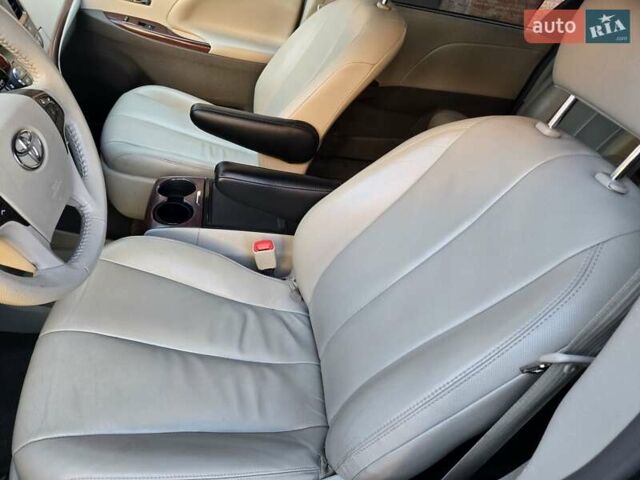 Білий Тойота Сієнна, об'ємом двигуна 3.5 л та пробігом 290 тис. км за 14000 $, фото 18 на Automoto.ua
