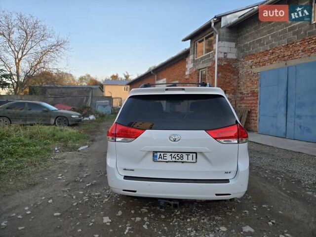 Білий Тойота Сієнна, об'ємом двигуна 3.5 л та пробігом 290 тис. км за 14000 $, фото 7 на Automoto.ua