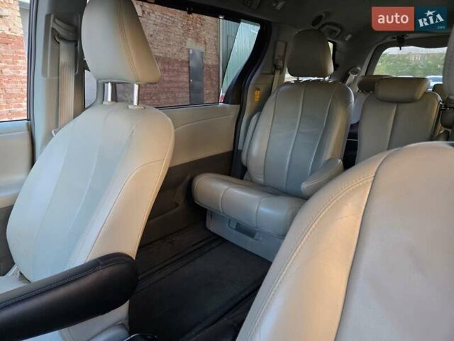 Білий Тойота Сієнна, об'ємом двигуна 3.5 л та пробігом 290 тис. км за 14000 $, фото 17 на Automoto.ua