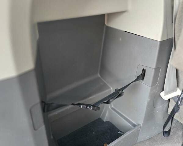 Білий Тойота Сієнна, об'ємом двигуна 3.5 л та пробігом 290 тис. км за 14000 $, фото 10 на Automoto.ua