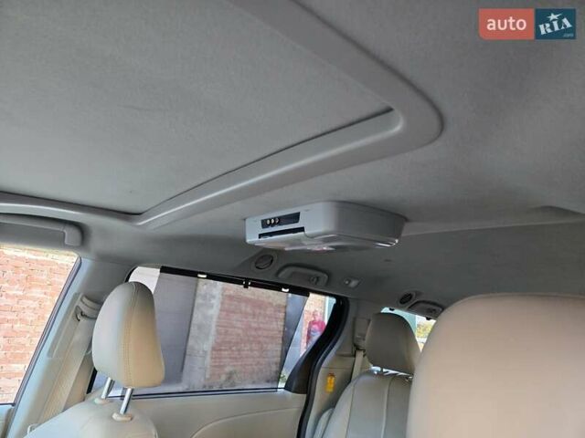 Білий Тойота Сієнна, об'ємом двигуна 3.5 л та пробігом 290 тис. км за 14000 $, фото 13 на Automoto.ua