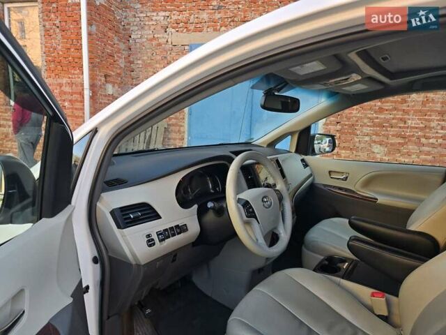 Білий Тойота Сієнна, об'ємом двигуна 3.5 л та пробігом 290 тис. км за 14000 $, фото 16 на Automoto.ua