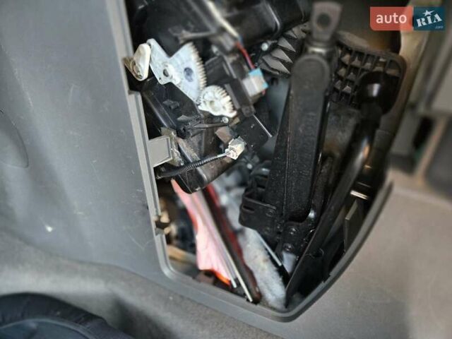 Білий Тойота Сієнна, об'ємом двигуна 3.5 л та пробігом 290 тис. км за 14000 $, фото 2 на Automoto.ua