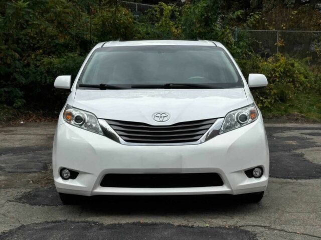 Белый Тойота Сиенна, объемом двигателя 3.5 л и пробегом 80 тыс. км за 10000 $, фото 1 на Automoto.ua