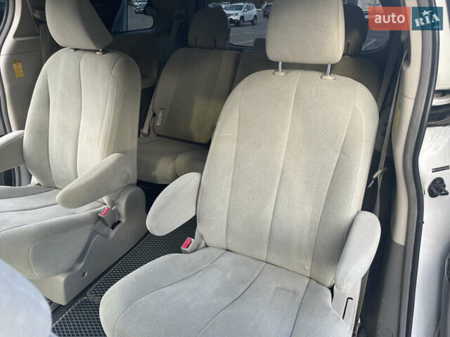 Белый Тойота Сиенна, объемом двигателя 3.5 л и пробегом 225 тыс. км за 13900 $, фото 12 на Automoto.ua