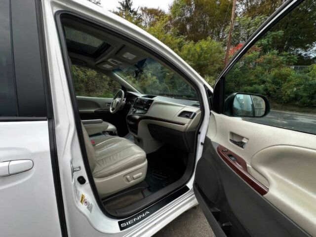 Белый Тойота Сиенна, объемом двигателя 3.5 л и пробегом 80 тыс. км за 10000 $, фото 10 на Automoto.ua