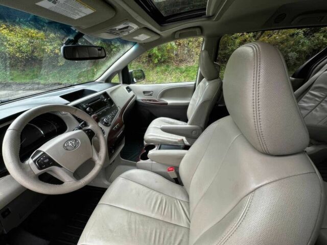 Белый Тойота Сиенна, объемом двигателя 3.5 л и пробегом 80 тыс. км за 10000 $, фото 8 на Automoto.ua