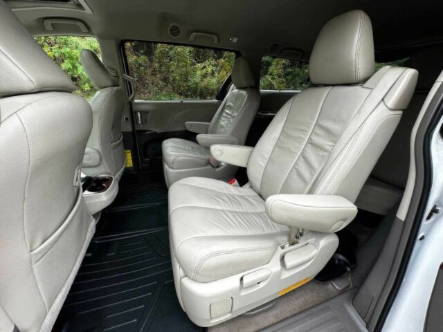 Белый Тойота Сиенна, объемом двигателя 3.5 л и пробегом 80 тыс. км за 10000 $, фото 11 на Automoto.ua