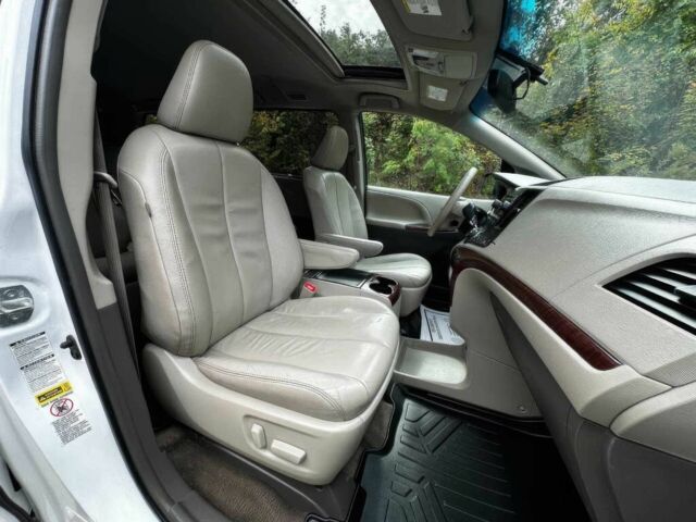 Белый Тойота Сиенна, объемом двигателя 3.5 л и пробегом 80 тыс. км за 10000 $, фото 9 на Automoto.ua