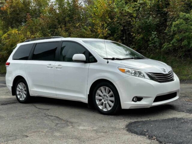 Белый Тойота Сиенна, объемом двигателя 3.5 л и пробегом 80 тыс. км за 10000 $, фото 2 на Automoto.ua