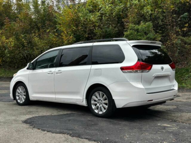 Белый Тойота Сиенна, объемом двигателя 3.5 л и пробегом 80 тыс. км за 10000 $, фото 6 на Automoto.ua