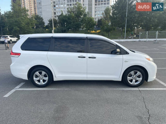 Белый Тойота Сиенна, объемом двигателя 3.5 л и пробегом 225 тыс. км за 13900 $, фото 1 на Automoto.ua
