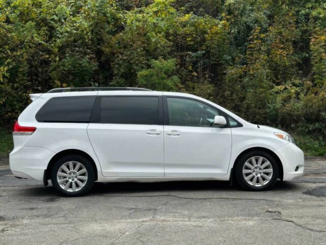 Белый Тойота Сиенна, объемом двигателя 3.5 л и пробегом 80 тыс. км за 10000 $, фото 3 на Automoto.ua