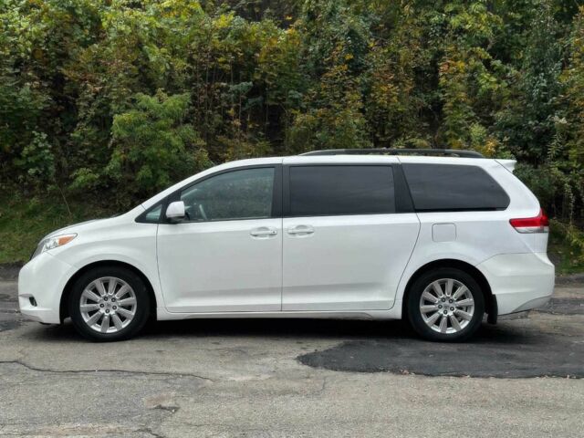 Белый Тойота Сиенна, объемом двигателя 3.5 л и пробегом 80 тыс. км за 10000 $, фото 7 на Automoto.ua