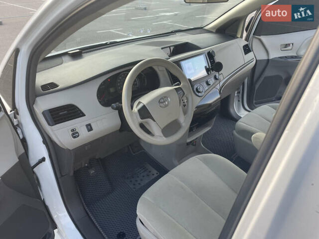 Белый Тойота Сиенна, объемом двигателя 3.5 л и пробегом 225 тыс. км за 13900 $, фото 13 на Automoto.ua