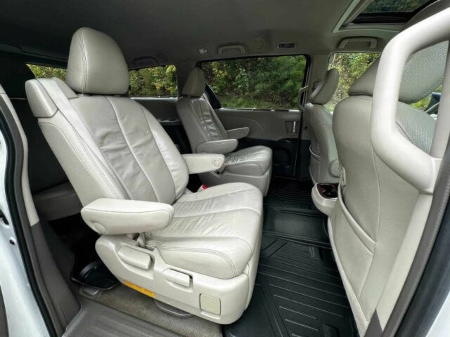 Белый Тойота Сиенна, объемом двигателя 3.5 л и пробегом 80 тыс. км за 10000 $, фото 12 на Automoto.ua