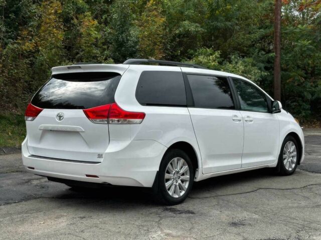 Белый Тойота Сиенна, объемом двигателя 3.5 л и пробегом 80 тыс. км за 10000 $, фото 4 на Automoto.ua