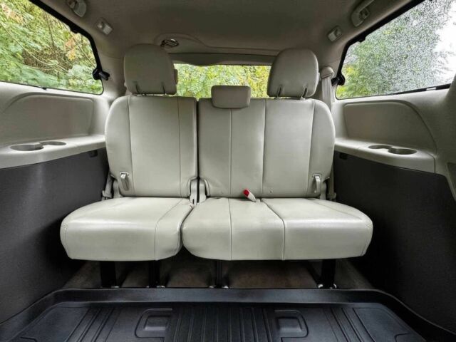 Белый Тойота Сиенна, объемом двигателя 3.5 л и пробегом 80 тыс. км за 10000 $, фото 13 на Automoto.ua