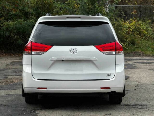 Белый Тойота Сиенна, объемом двигателя 3.5 л и пробегом 80 тыс. км за 10000 $, фото 5 на Automoto.ua