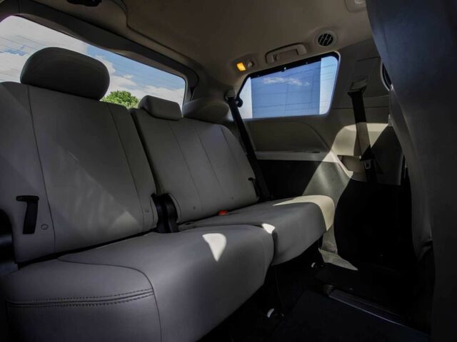 Белый Тойота Сиенна, объемом двигателя 3.5 л и пробегом 66 тыс. км за 13100 $, фото 7 на Automoto.ua