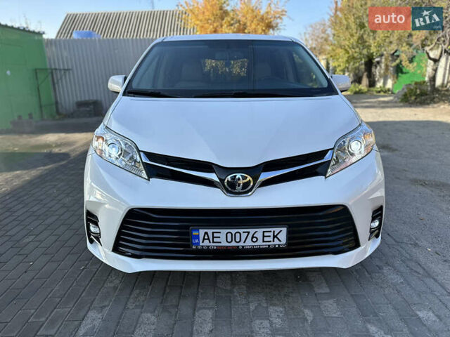 Белый Тойота Сиенна, объемом двигателя 3.46 л и пробегом 99 тыс. км за 20999 $, фото 3 на Automoto.ua