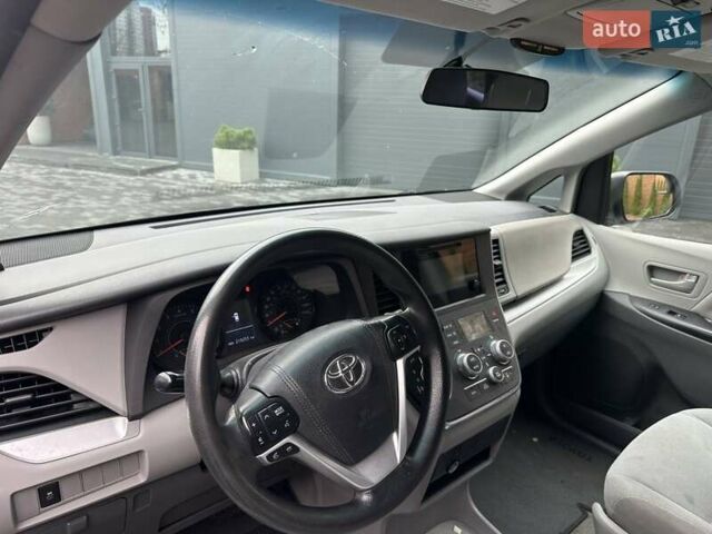 Белый Тойота Сиенна, объемом двигателя 3.5 л и пробегом 219 тыс. км за 15700 $, фото 8 на Automoto.ua