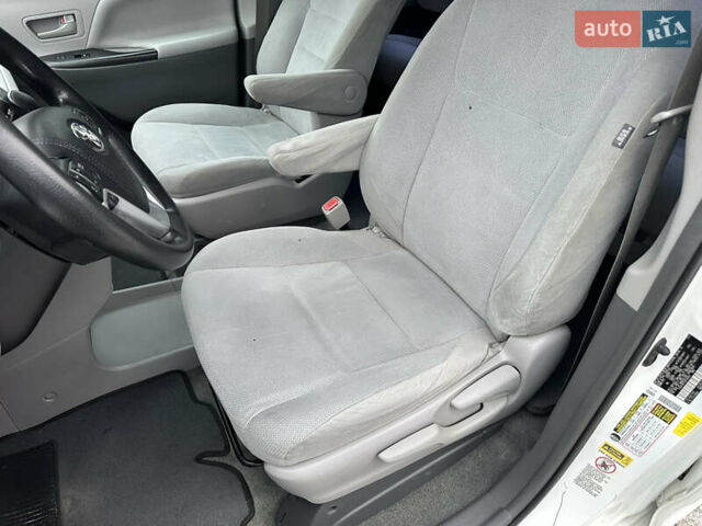 Білий Тойота Сієнна, об'ємом двигуна 3.46 л та пробігом 221 тис. км за 15500 $, фото 6 на Automoto.ua