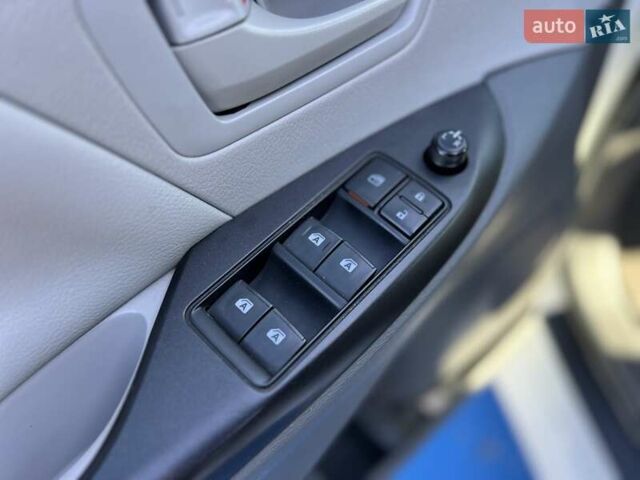 Белый Тойота Сиенна, объемом двигателя 3.46 л и пробегом 169 тыс. км за 17999 $, фото 16 на Automoto.ua