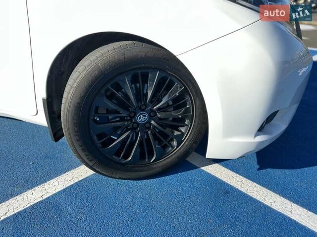 Белый Тойота Сиенна, объемом двигателя 3.46 л и пробегом 169 тыс. км за 17999 $, фото 10 на Automoto.ua