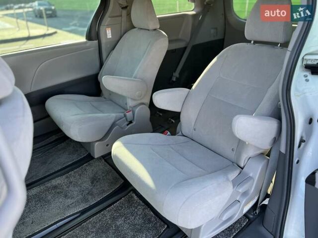 Белый Тойота Сиенна, объемом двигателя 3.46 л и пробегом 169 тыс. км за 17999 $, фото 18 на Automoto.ua