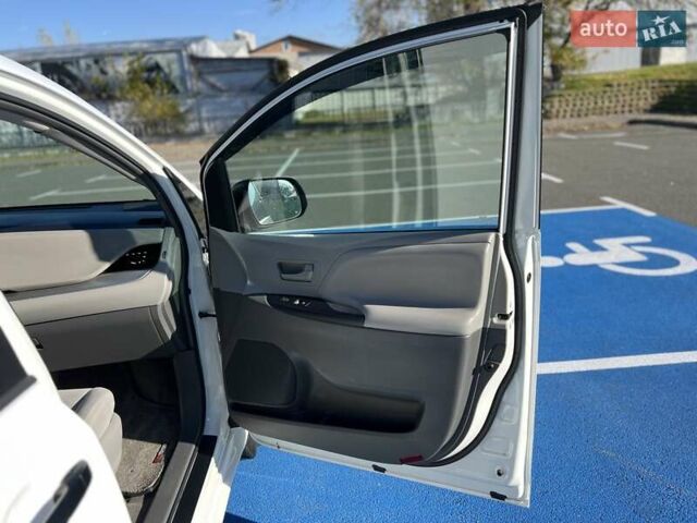 Белый Тойота Сиенна, объемом двигателя 3.46 л и пробегом 169 тыс. км за 17999 $, фото 24 на Automoto.ua