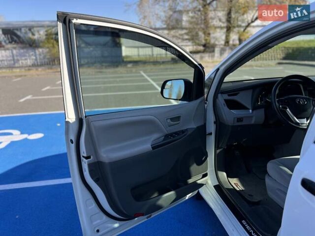 Белый Тойота Сиенна, объемом двигателя 3.46 л и пробегом 169 тыс. км за 17999 $, фото 15 на Automoto.ua