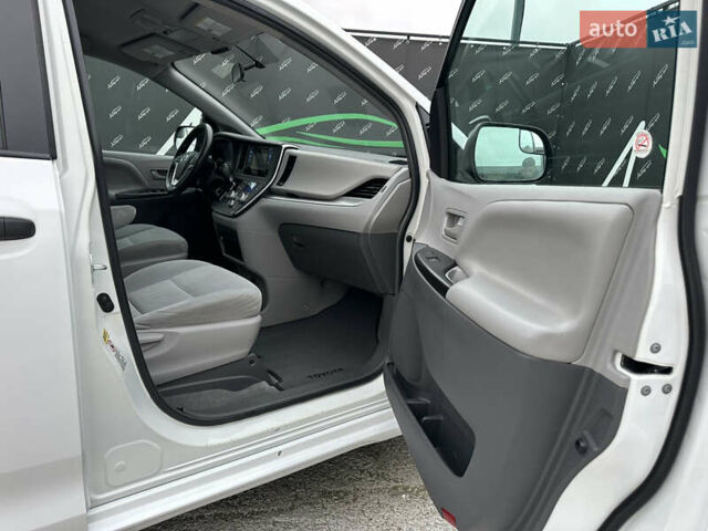 Білий Тойота Сієнна, об'ємом двигуна 3.46 л та пробігом 221 тис. км за 15500 $, фото 17 на Automoto.ua
