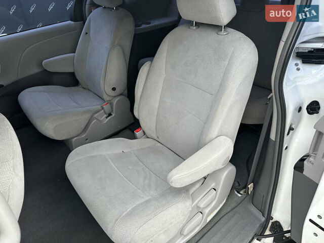 Білий Тойота Сієнна, об'ємом двигуна 3.46 л та пробігом 221 тис. км за 15500 $, фото 13 на Automoto.ua